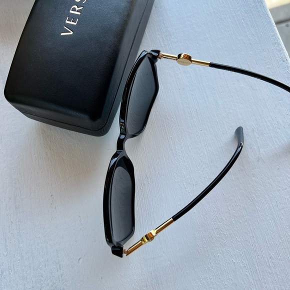 VERSACE - Picture 6 of 7